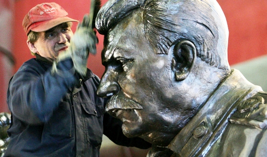 Ежегодная чистка скульптуры Иосифа Сталина, выполненный Зурабом ЦеретелиФото REUTERS / Alexander Demianchuk