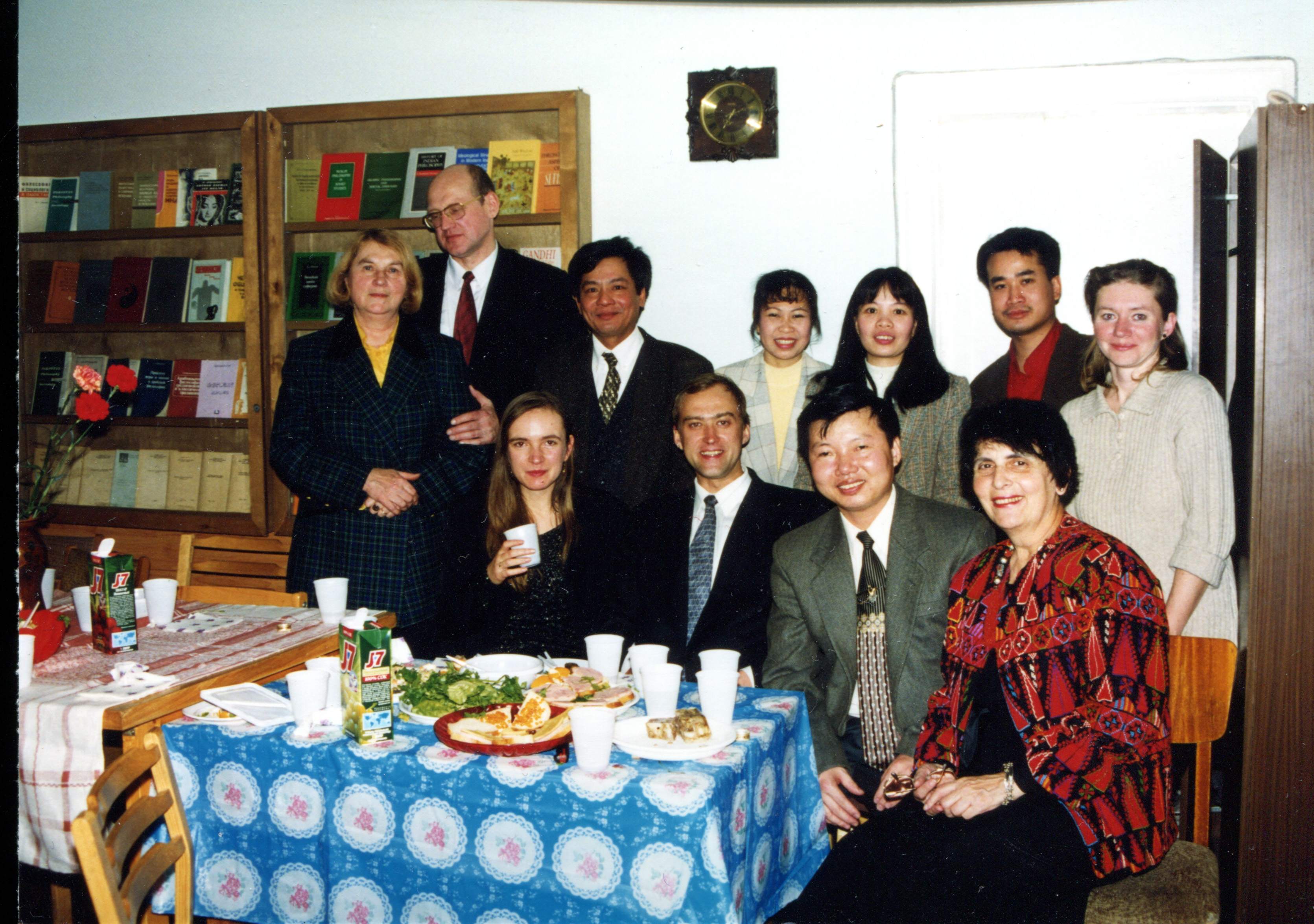 1998 год. В секторе после защиты вьетнамского аспиранта Чан Нгуен Вьета (Из архива М.Т. Степанянц)