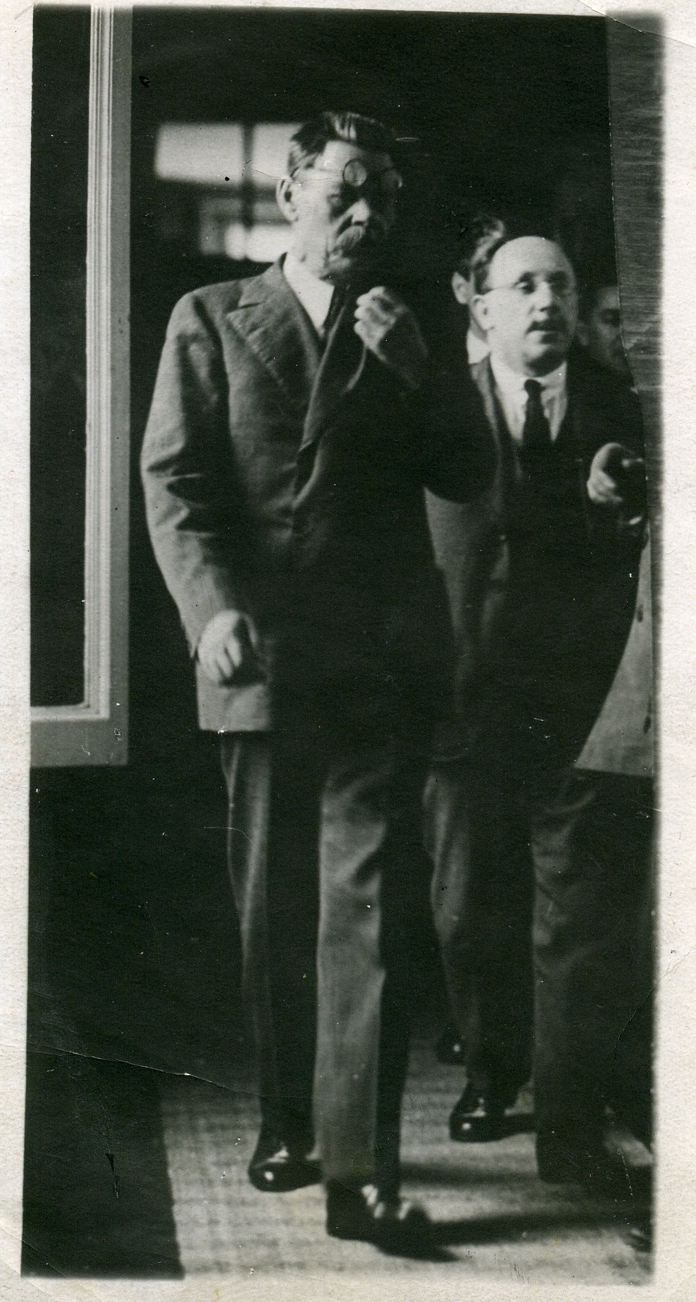 А. М. Горький и А. М. Деборин в коридорах института.