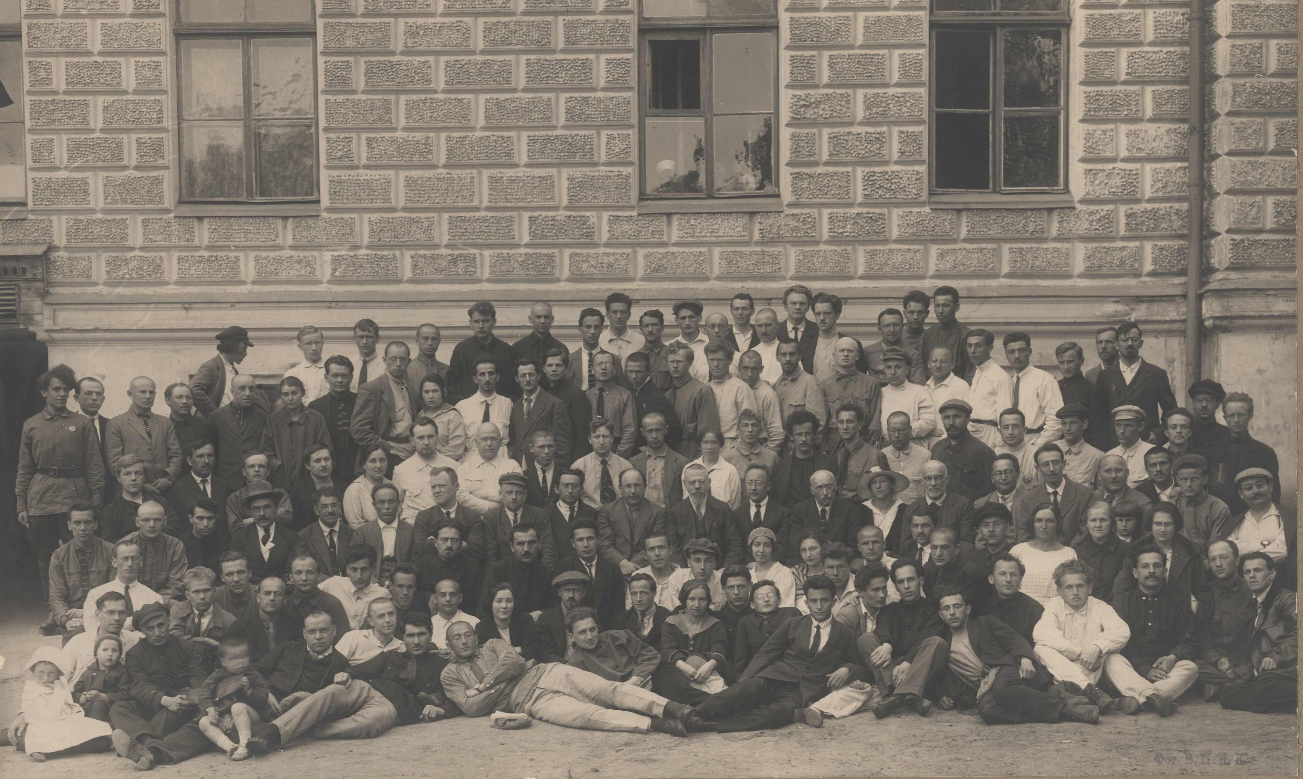 Институт красной профессуры, 1923 г. В центре сидят А. М. Деборин и М. Н. Покровский.