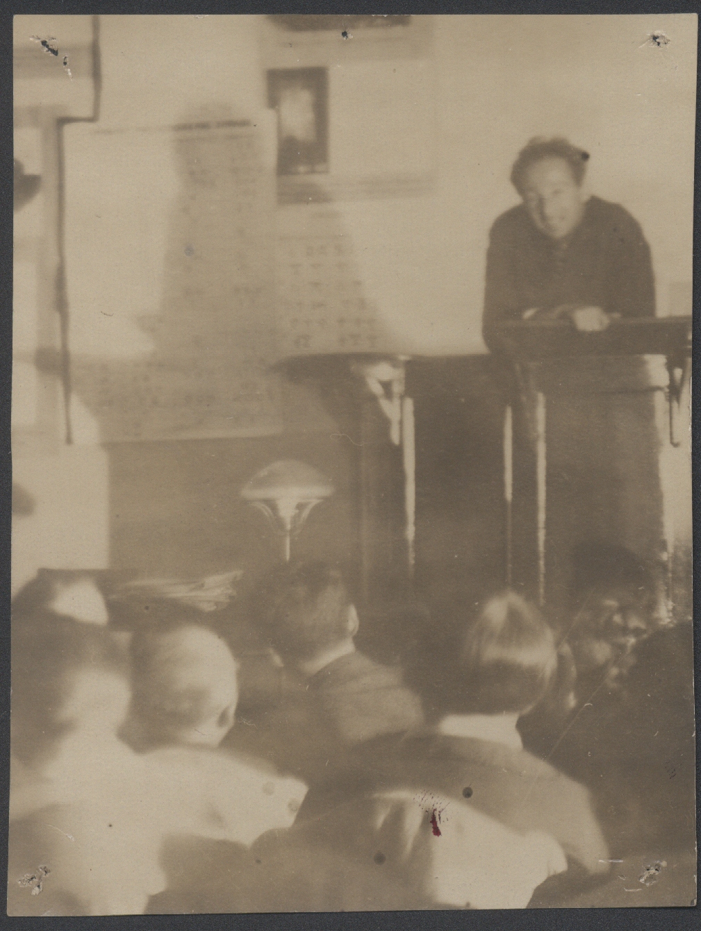 Старший научный сотрудник Института философии И.Я. Вайнштейн выступает на научной конференции.