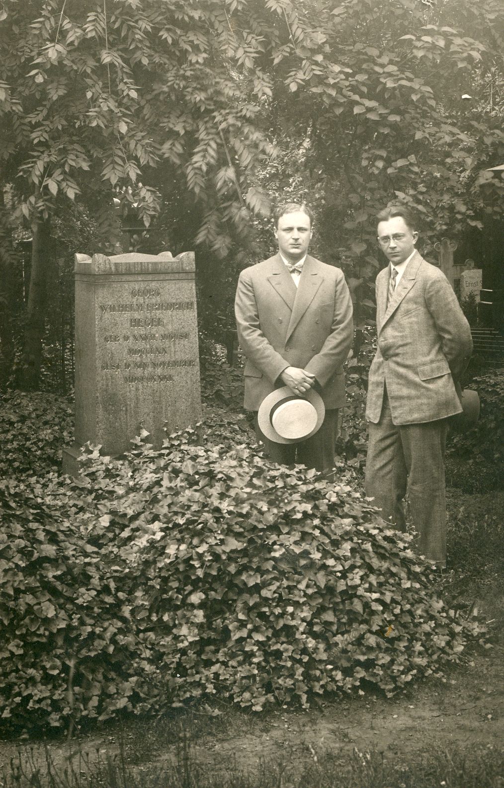 И.К. Луппол и А.А. Максимов на могиле Гегеля во время научной стажировки в Германии, 1928 г.