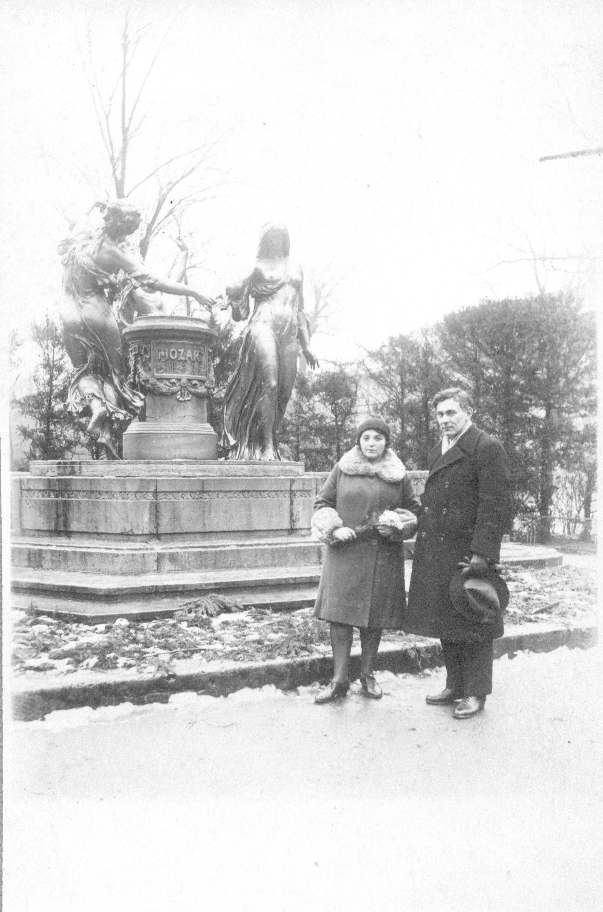 И. П. Роцен с женой у монумента Моцарту в Дрездене во время научной стажировки в Германии, 1931 г.